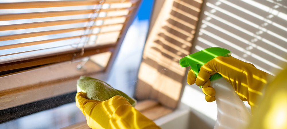 cleaning vinyl blinds